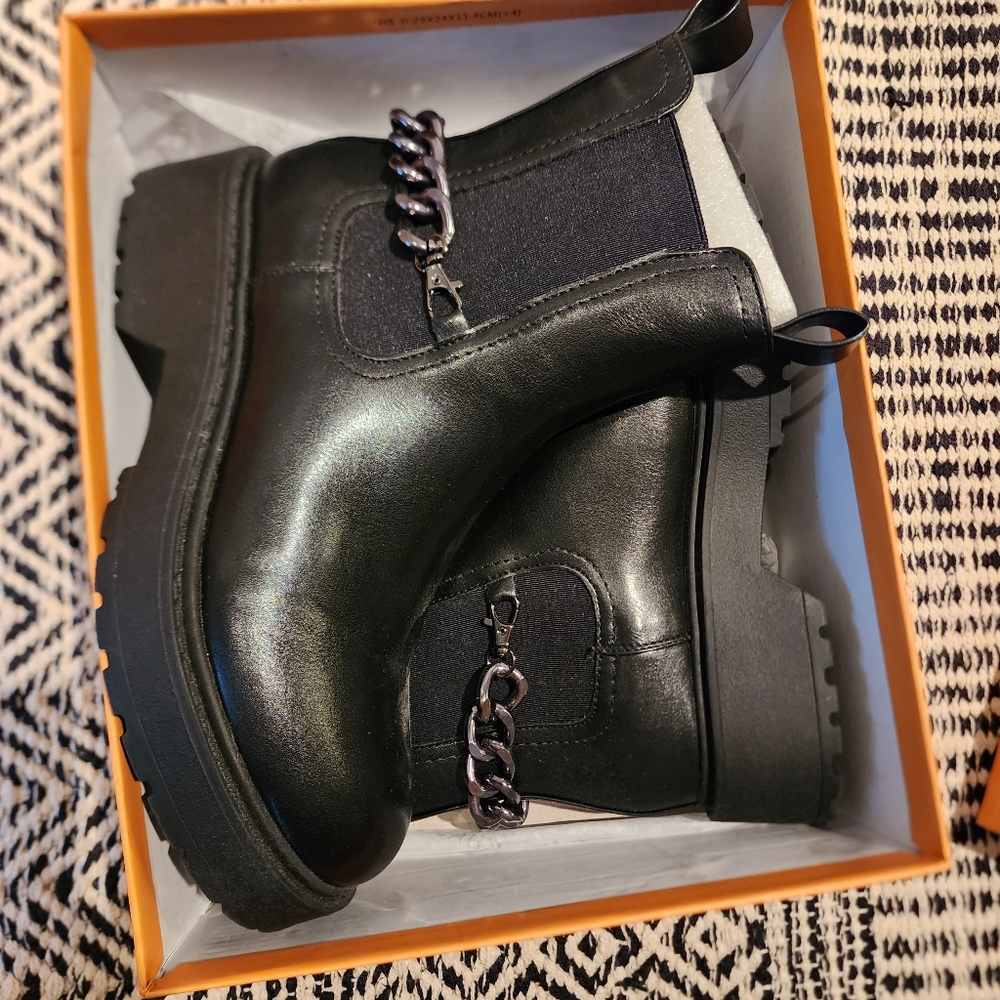 Combat boots